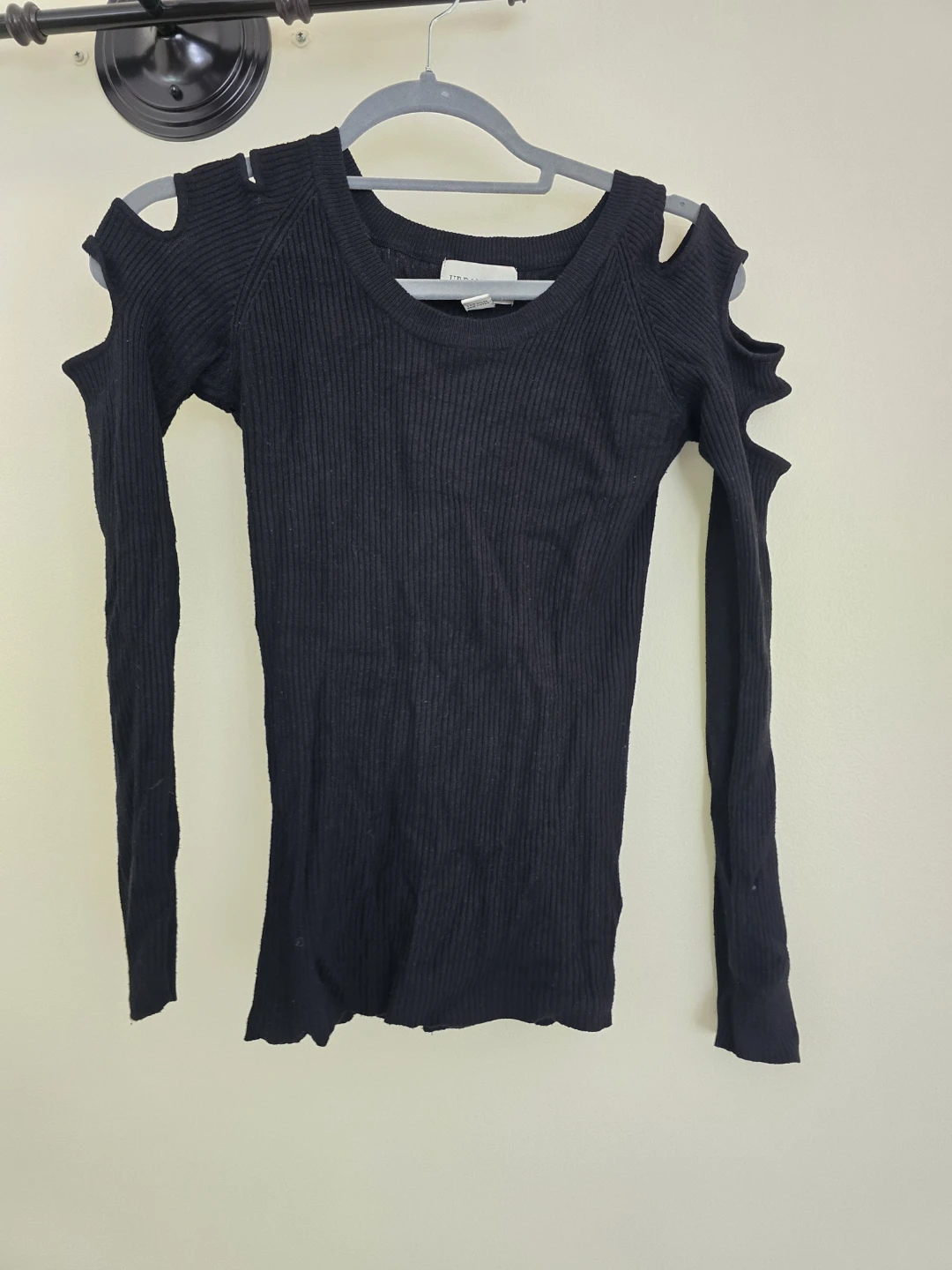 Urbanology Black Shoulder Cut-Out Long Sleeve Top - photo 2
