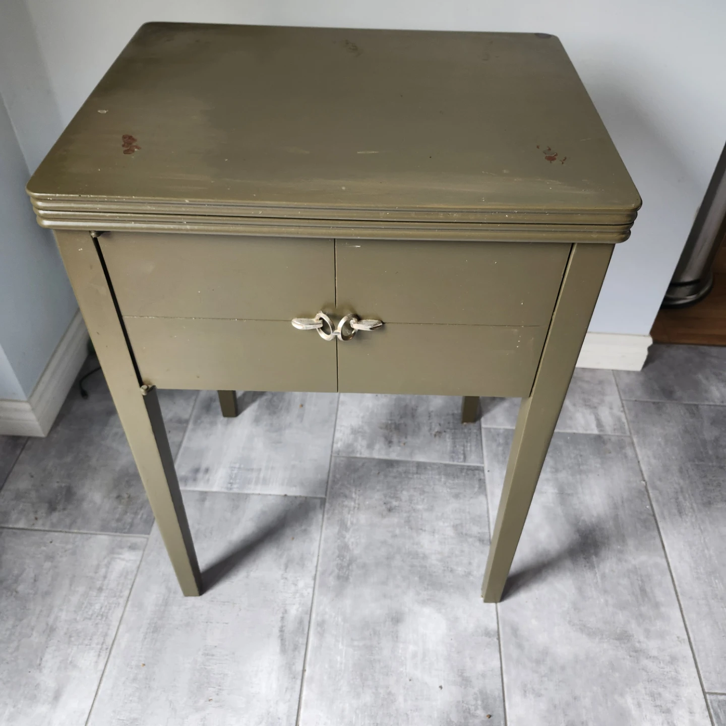 Vintage Sewing Machine Table - photo 3