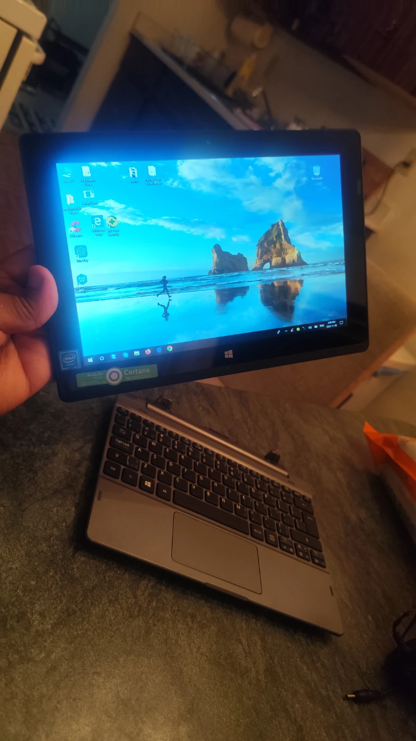 Acer One S1002 detachable tablet
