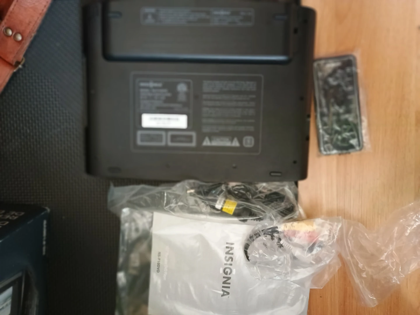 Insignia 10.1" Portable DVD Player NS-P10DVD - photo 5