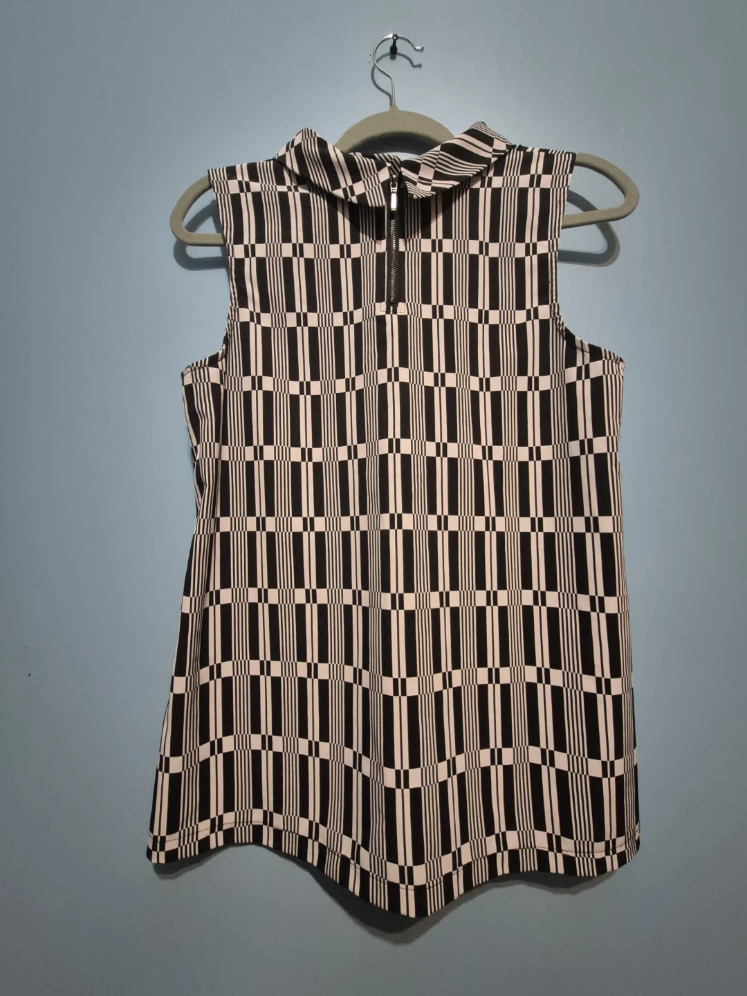 Sleeveless Geometric Print Top with Zipper Collar
