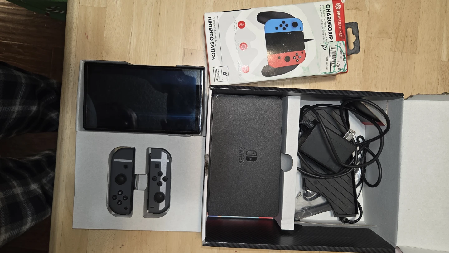 Nintendo Switch OLED - photo 2