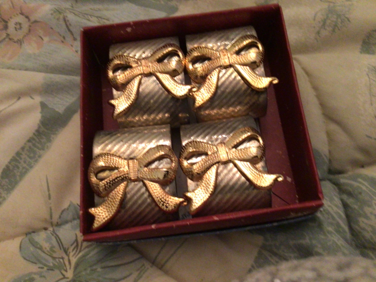 Set of 4 Napkin Rings with Gold Bows