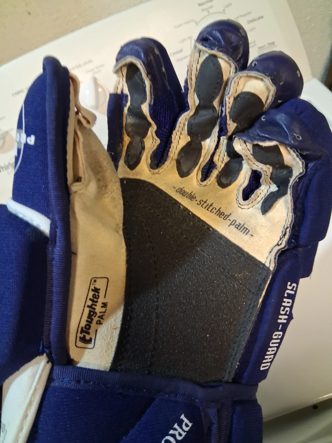 Winnwell pro stock 4000r hockey gloves