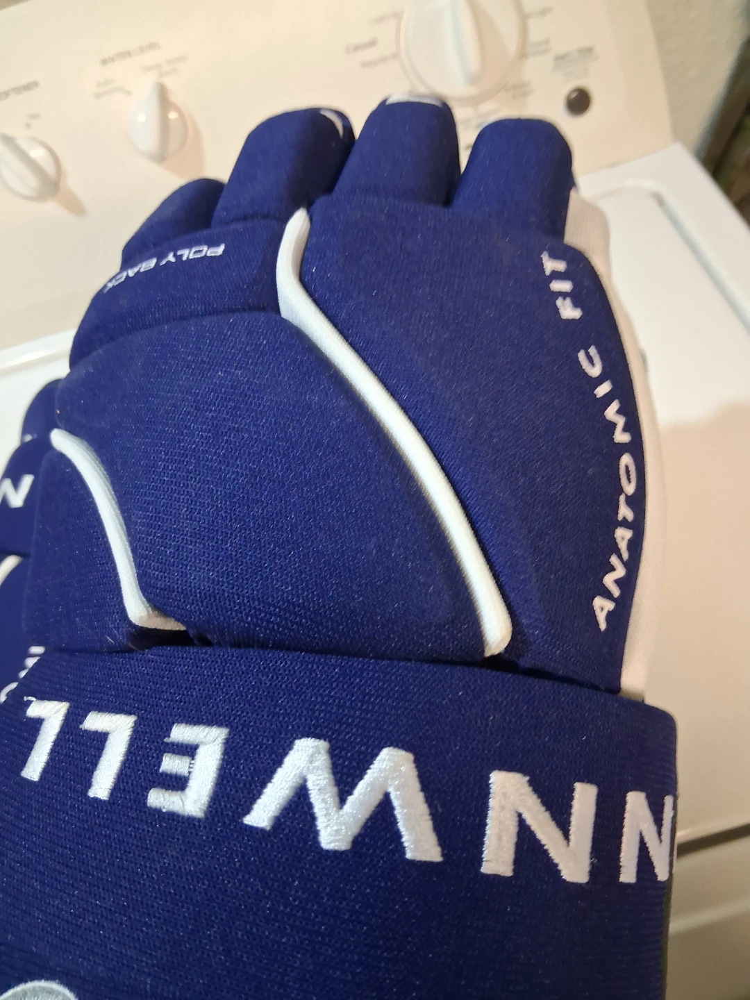 Winnwell pro stock 4000r hockey gloves - photo 2