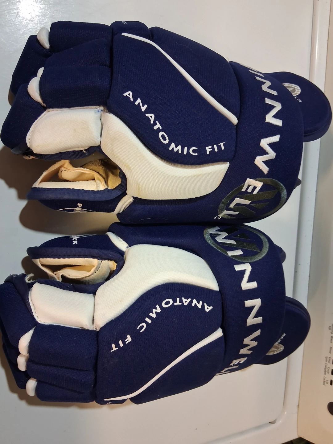 Winnwell pro stock 4000r hockey gloves - photo 4