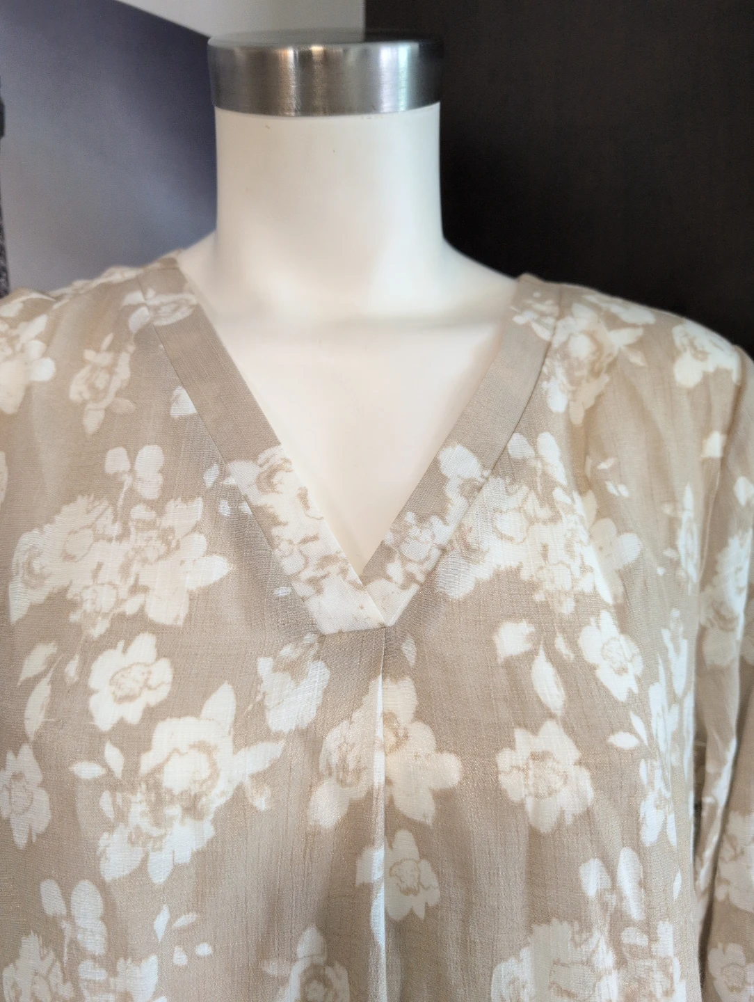 Iyla Women's Beige Floral Print V-Neck Top Size 10 - photo 3