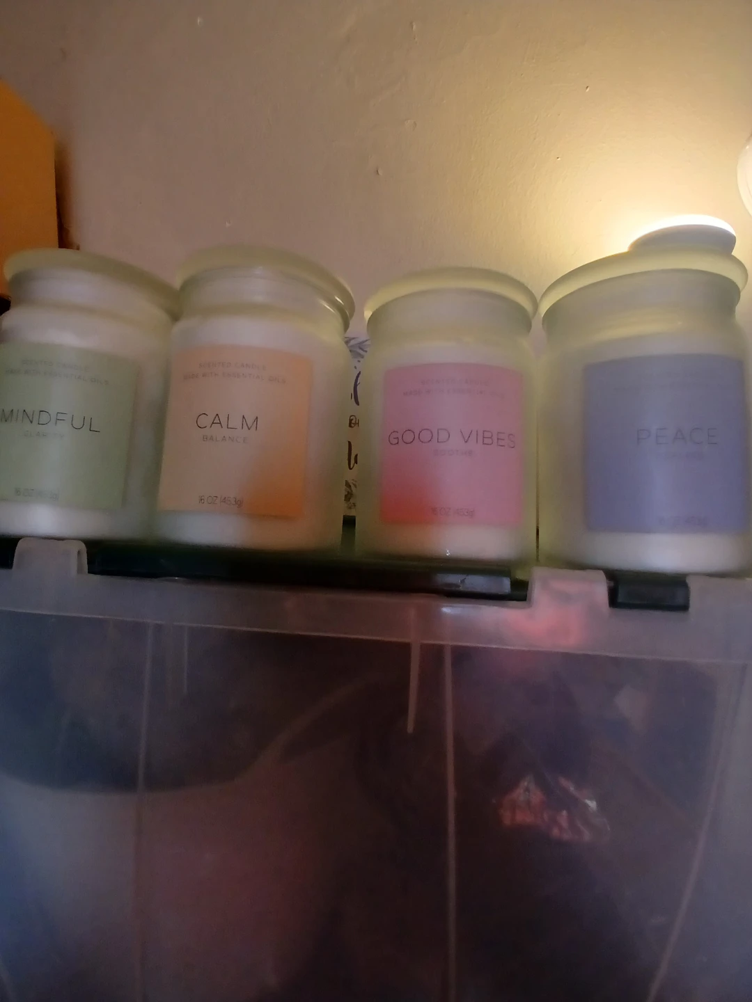 SCENTED CANDLES IN GLASS JARS WITH TOPS