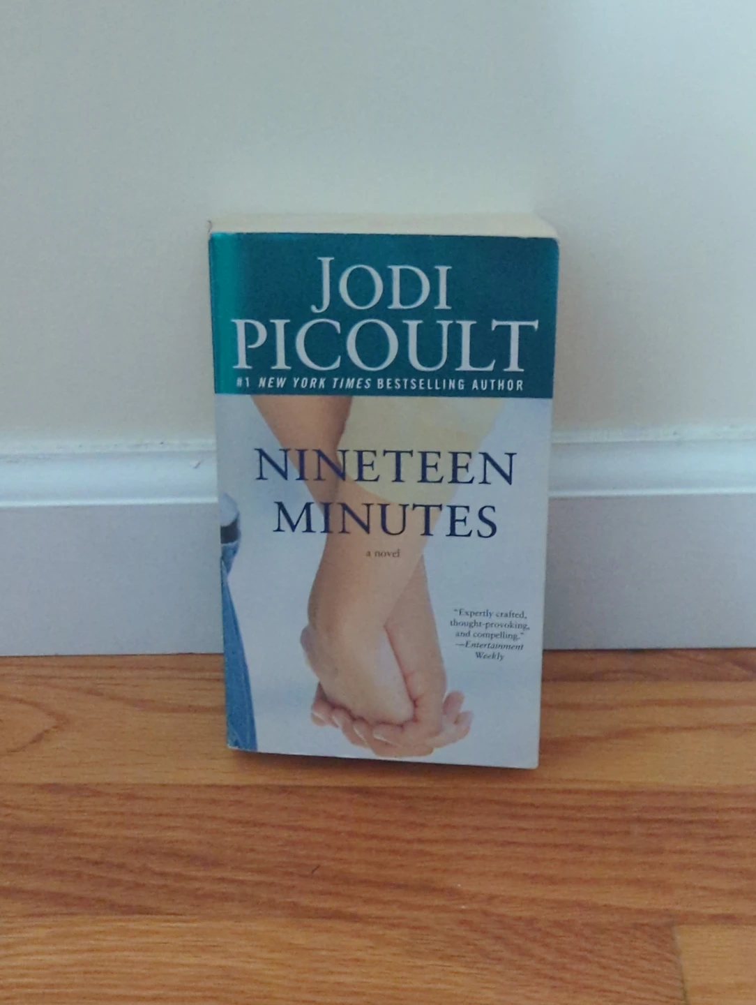 Nineteen Minutes by Jodi Picoult (paperback)