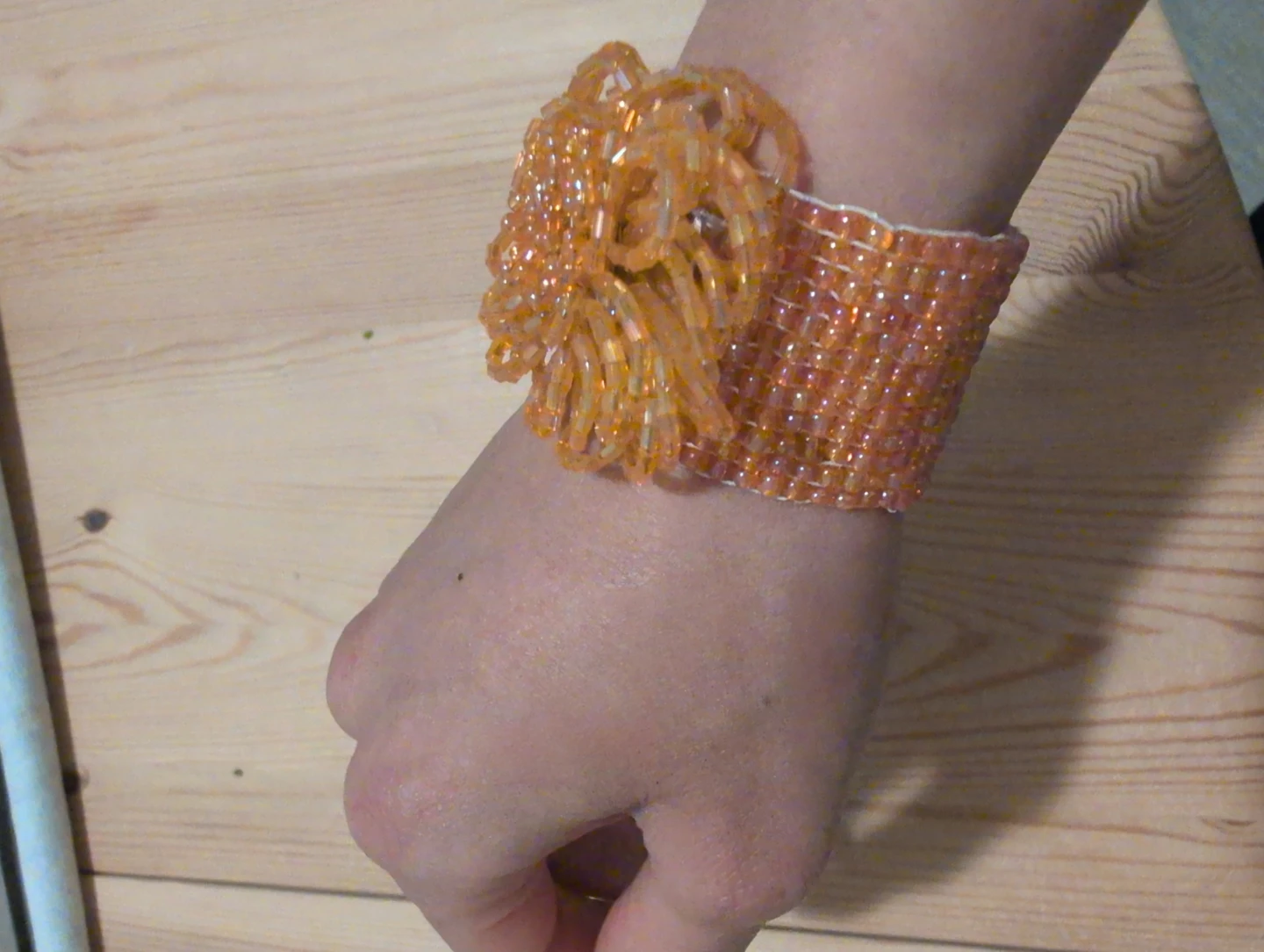 Elastic orange plastic bead bracelet - photo 2