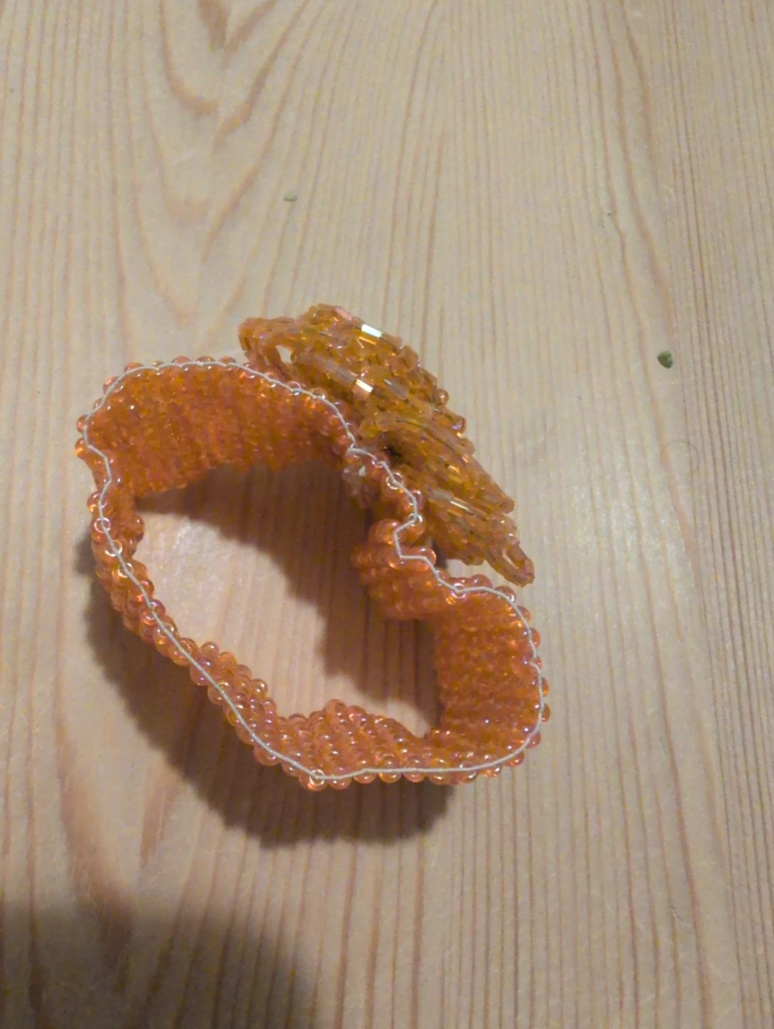 Elastic orange plastic bead bracelet - photo 3