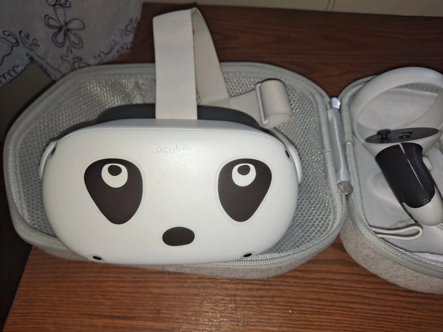 Oculus Quest 2 VR Headset with Controllers and Case - photo 3