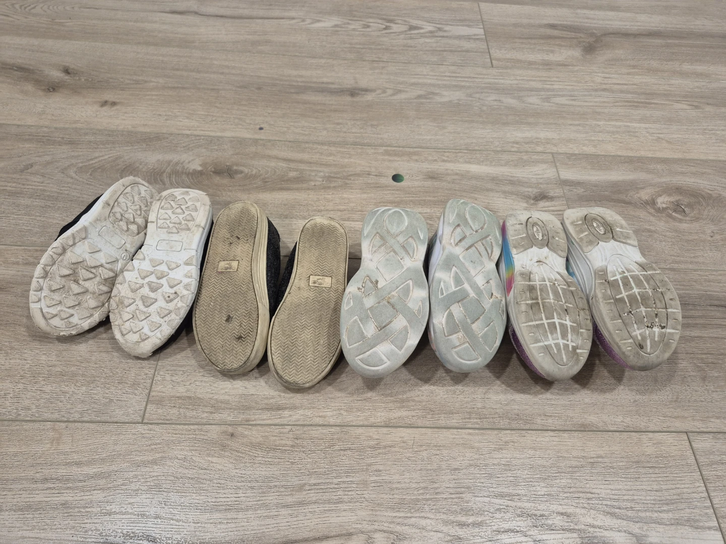 4x Size 9 Girls Shoes - photo 2