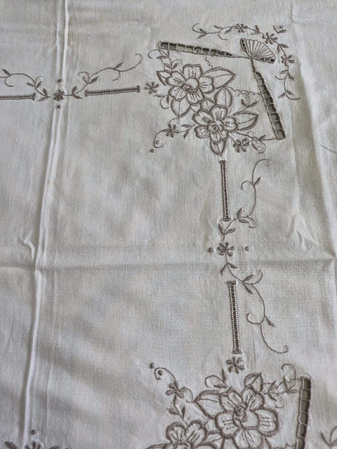 Beautiful Vintage 33" x 33" Embroidered Linen Table - photo 2