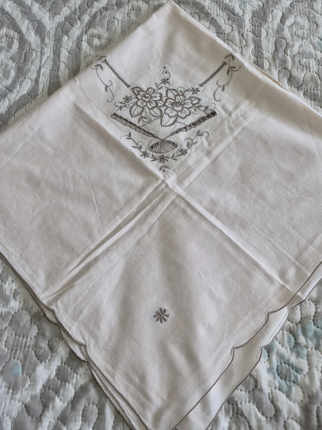 Beautiful Vintage 33" x 33" Embroidered Linen Table - photo 4