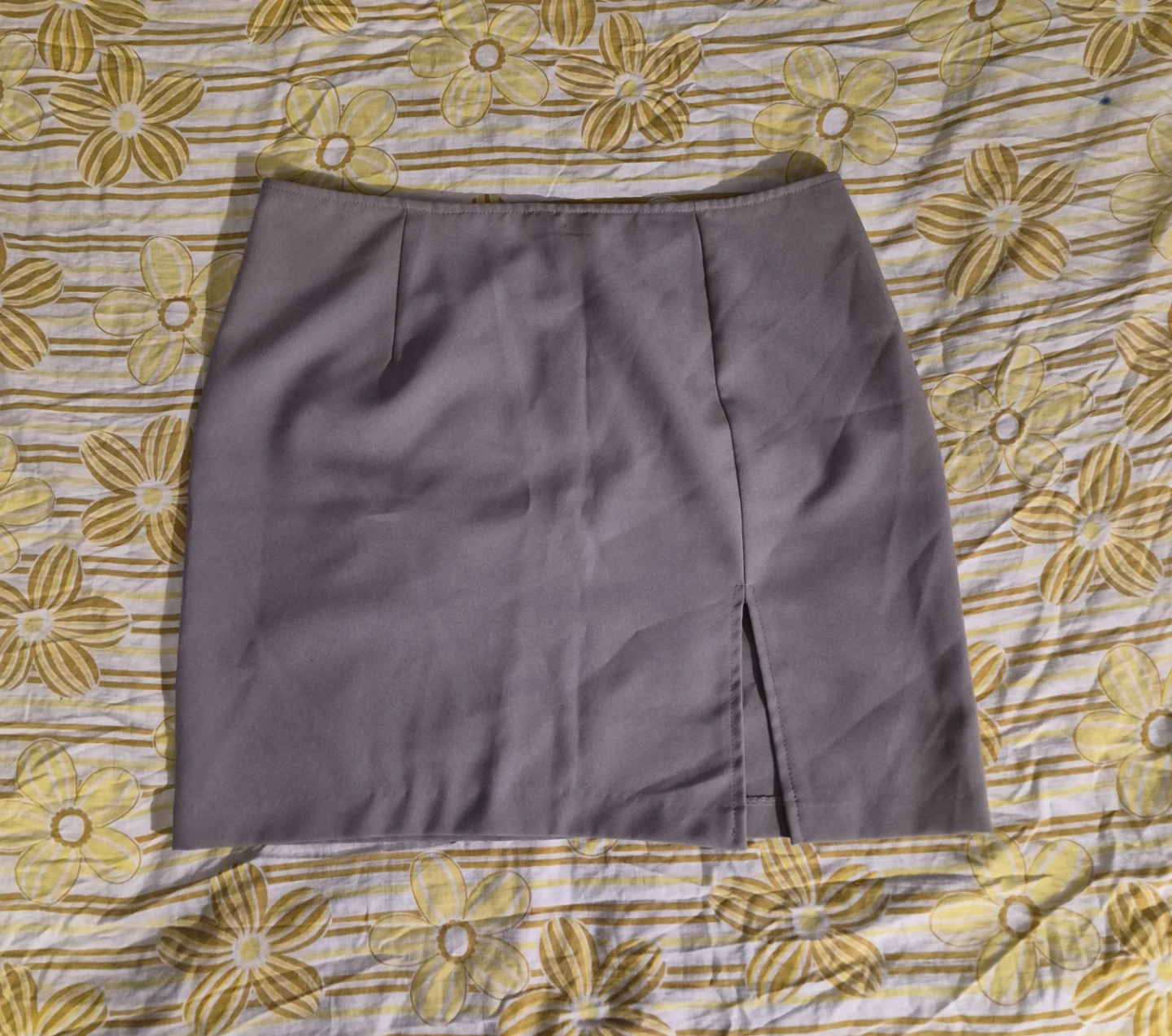 Mini beige skirt with slit detail