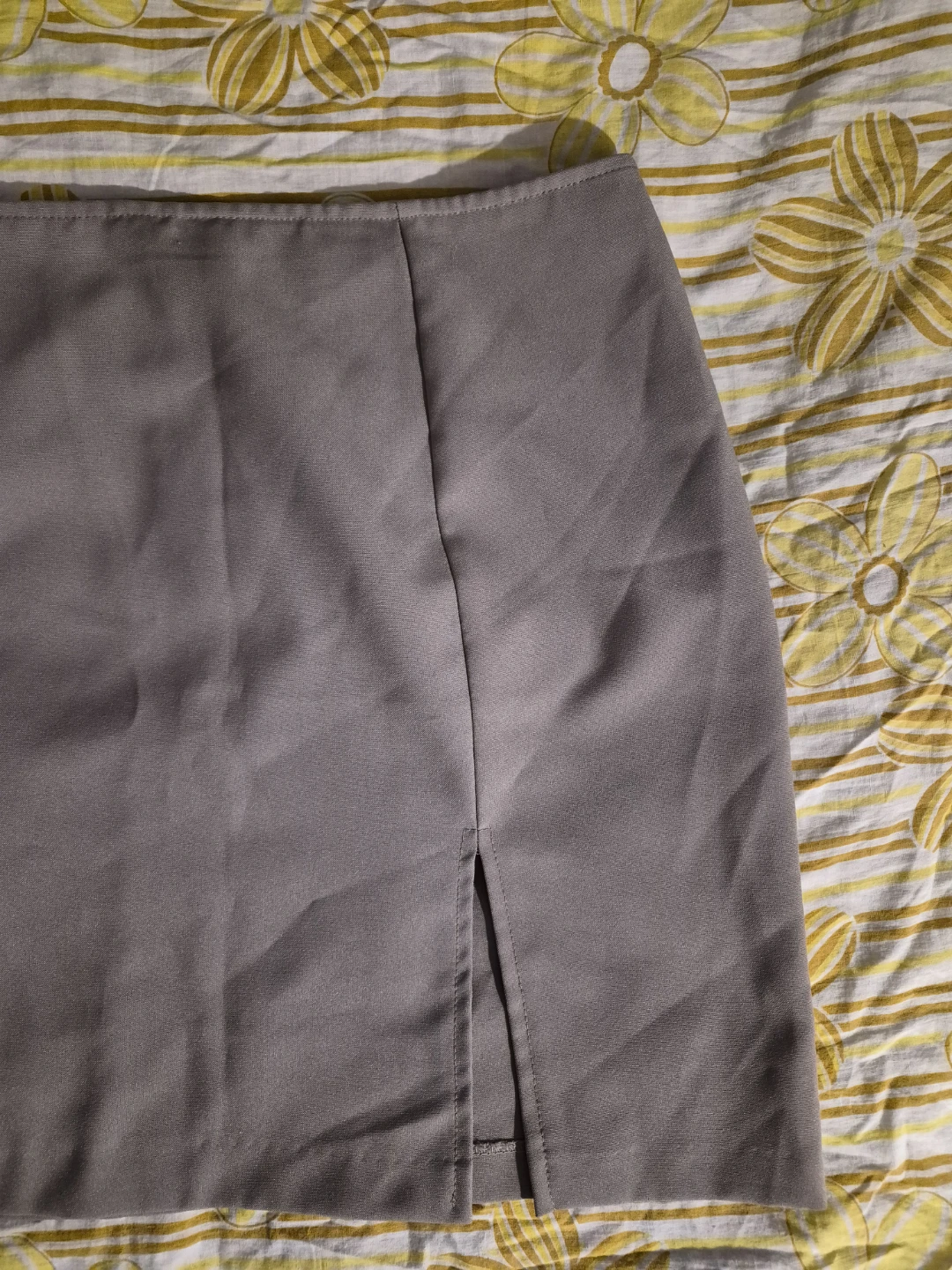 Mini beige skirt with slit detail - photo 3