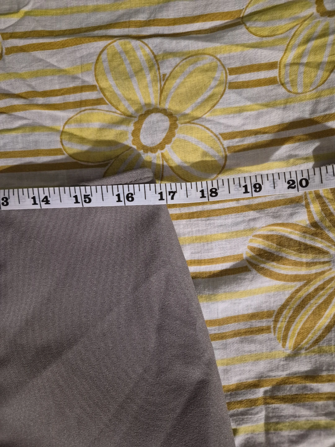 Mini beige skirt with slit detail - photo 5