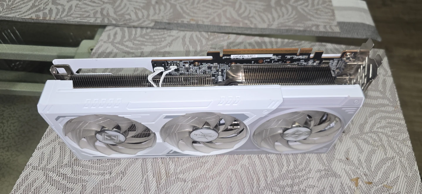 ASRock AMD Radeon 9070 XT Graphics Card White - photo 2