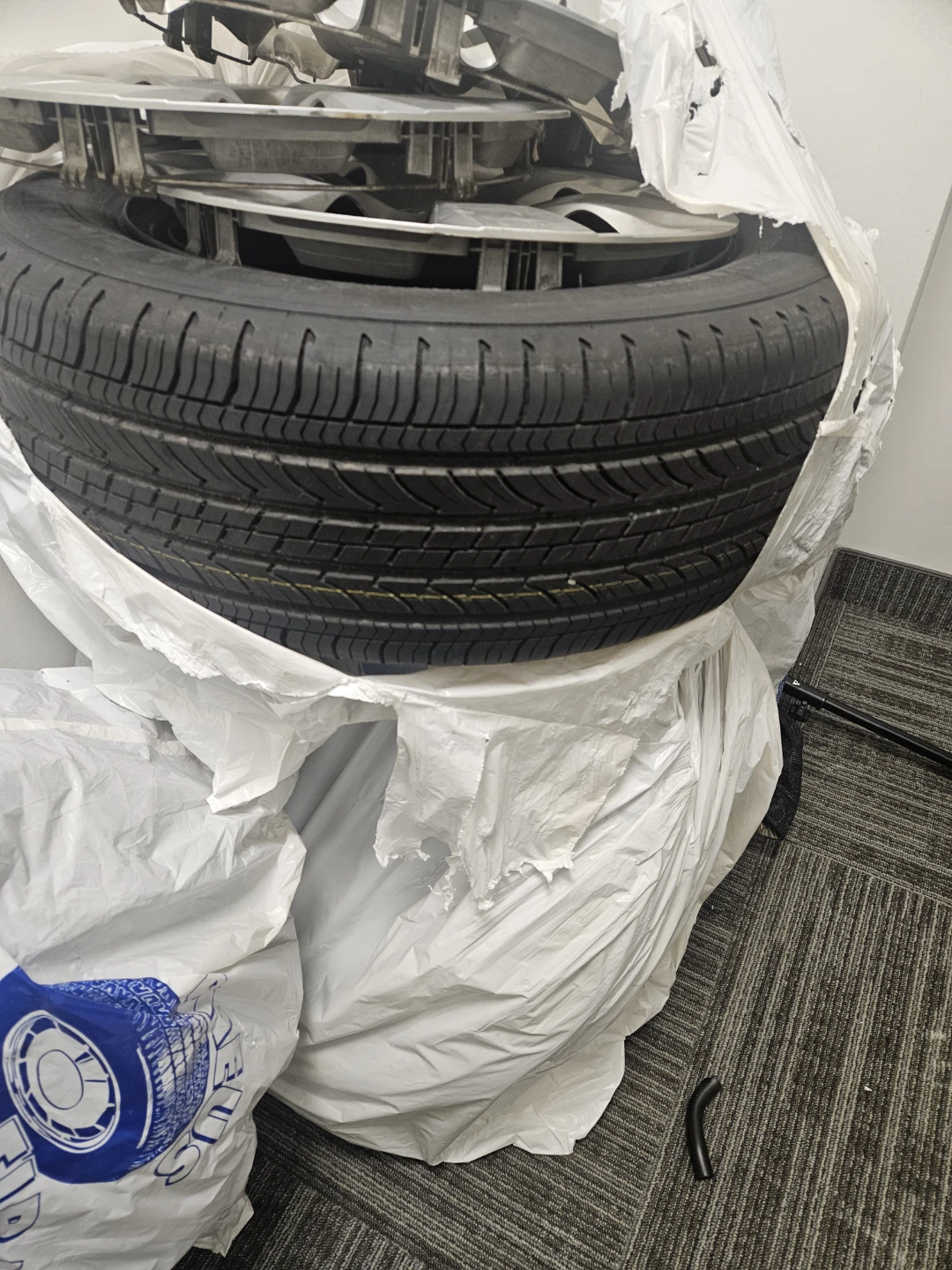Michelin tires set of 4 brand new p215 60r16 allseason