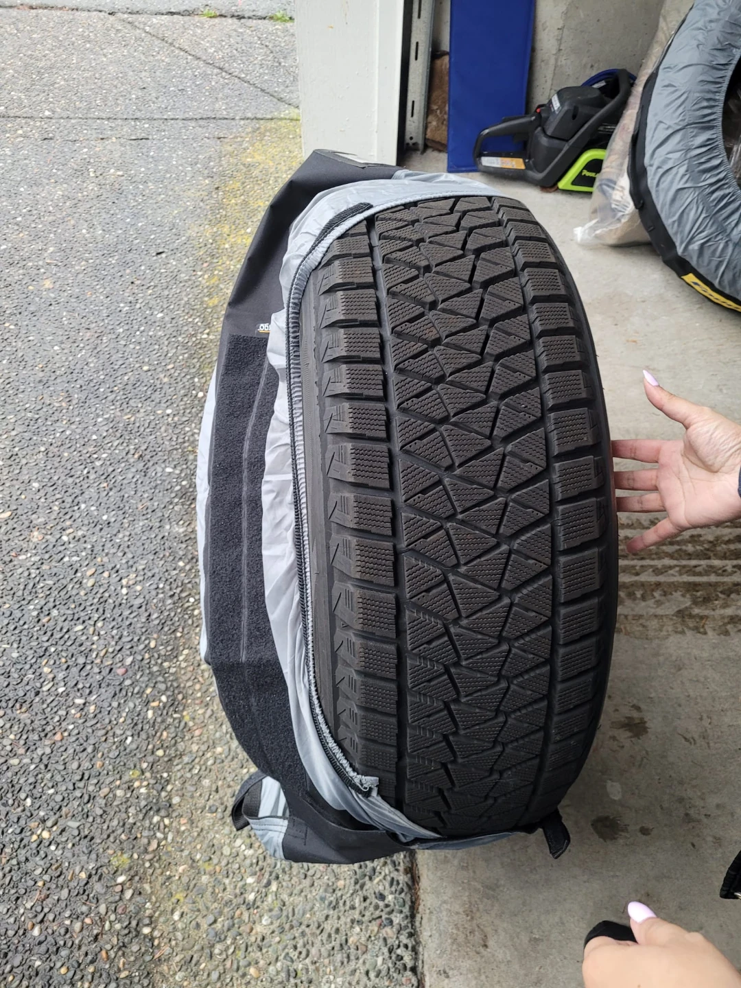 Bridgestone Blizzak 235/55R19 Winter Tire - photo 2