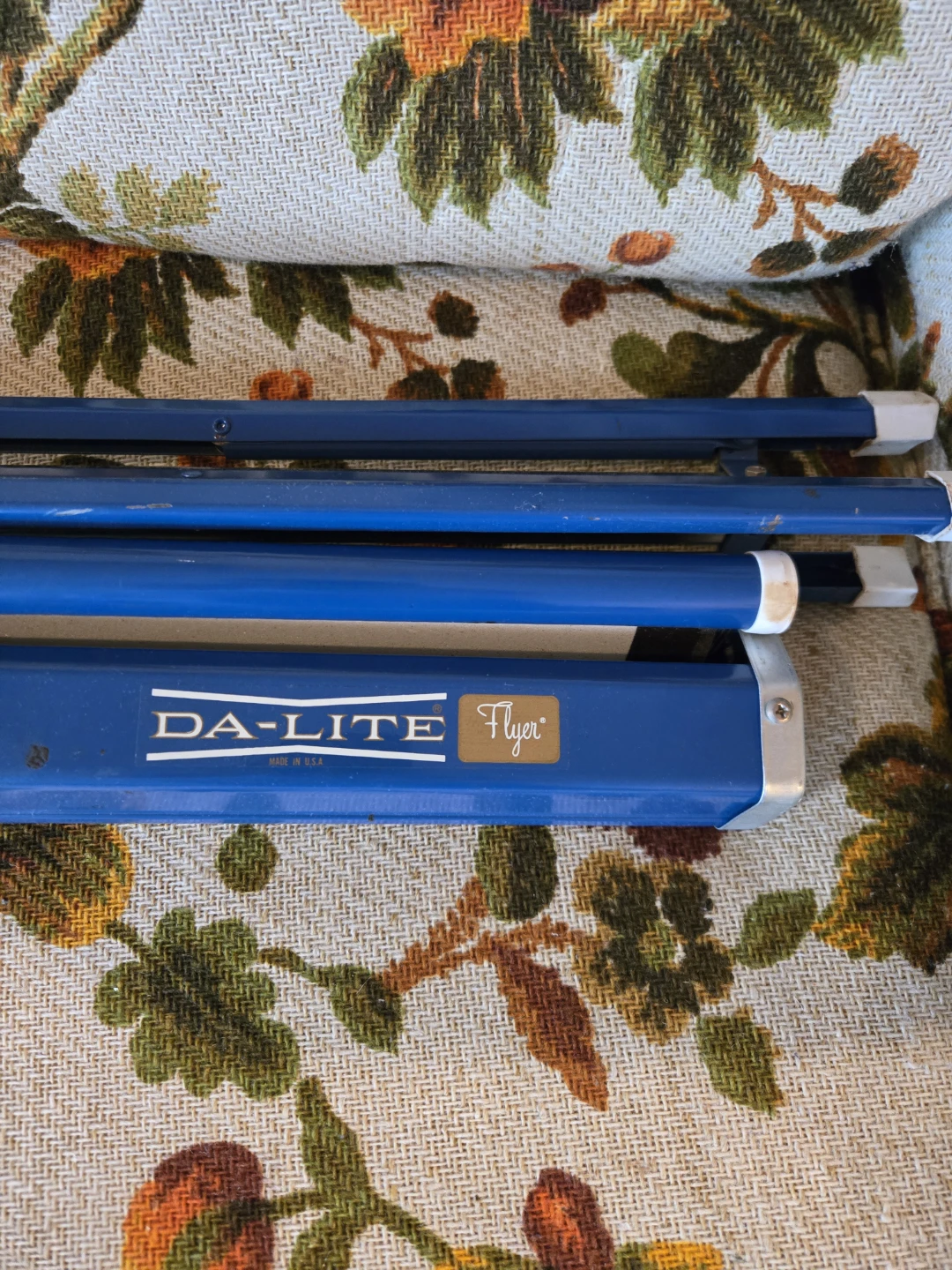 Vintage Da-Lite Flyer Projection Screen - photo 2