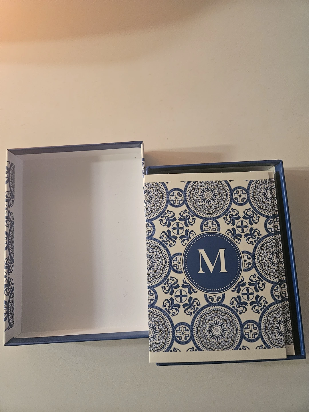 Box with cards with "M" decoration and envelopes - photo 2