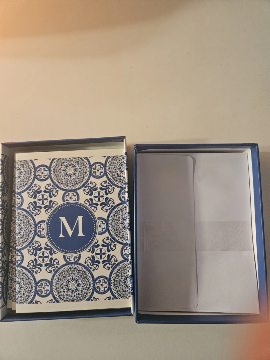 Box with cards with "M" decoration and envelopes - photo 4