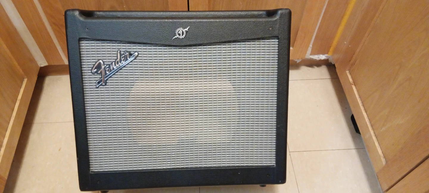 Fender Mustang I Amplifier empty cab