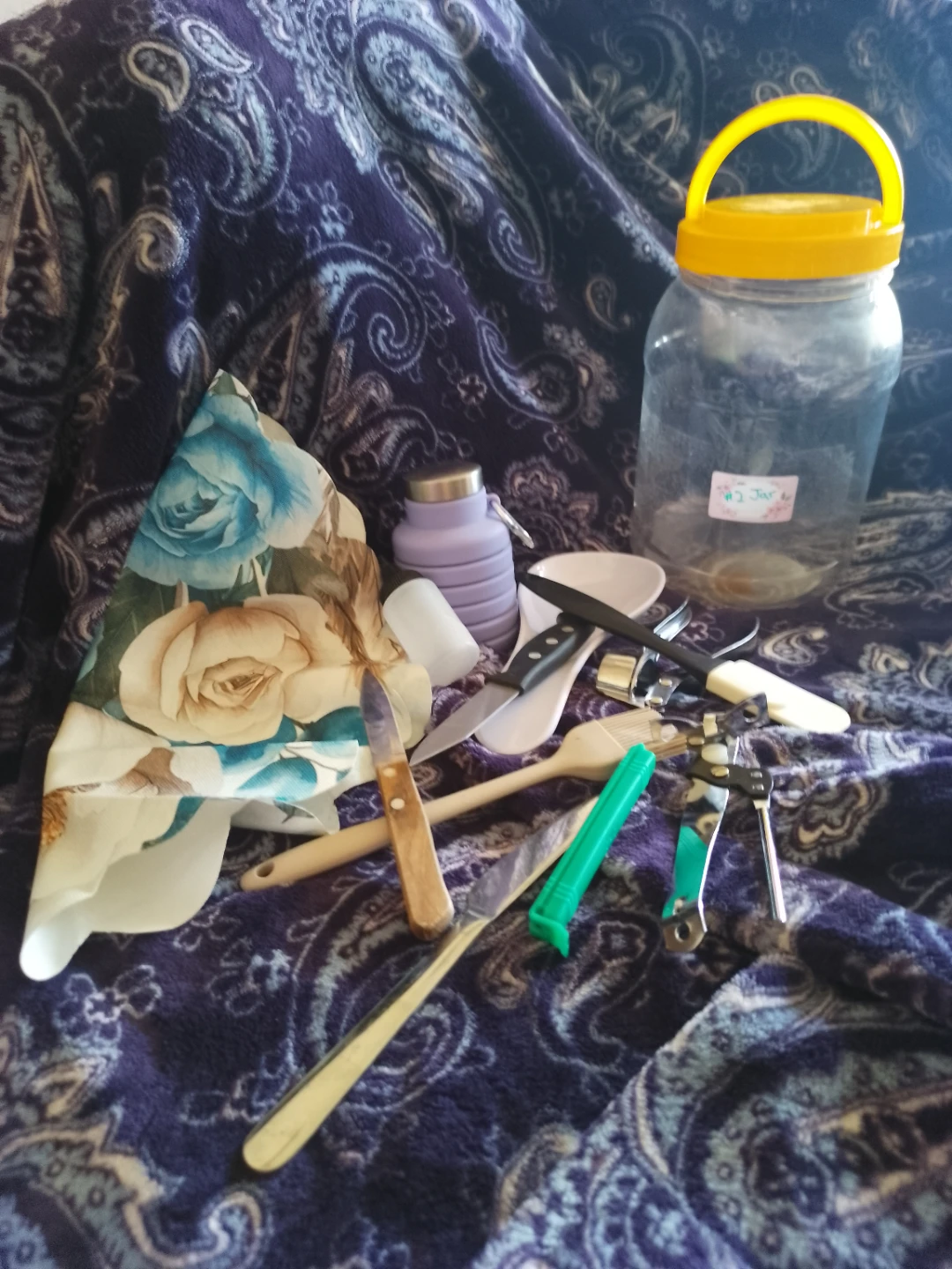 #2.Jar .with Assorted Utensils and kitchen Tools. 12 pieces
