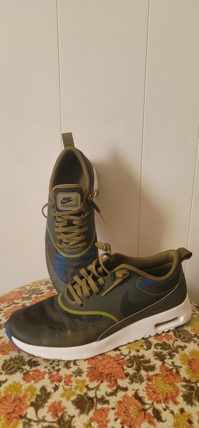 Nike Thea Women's Running Shoes - Size 7.5