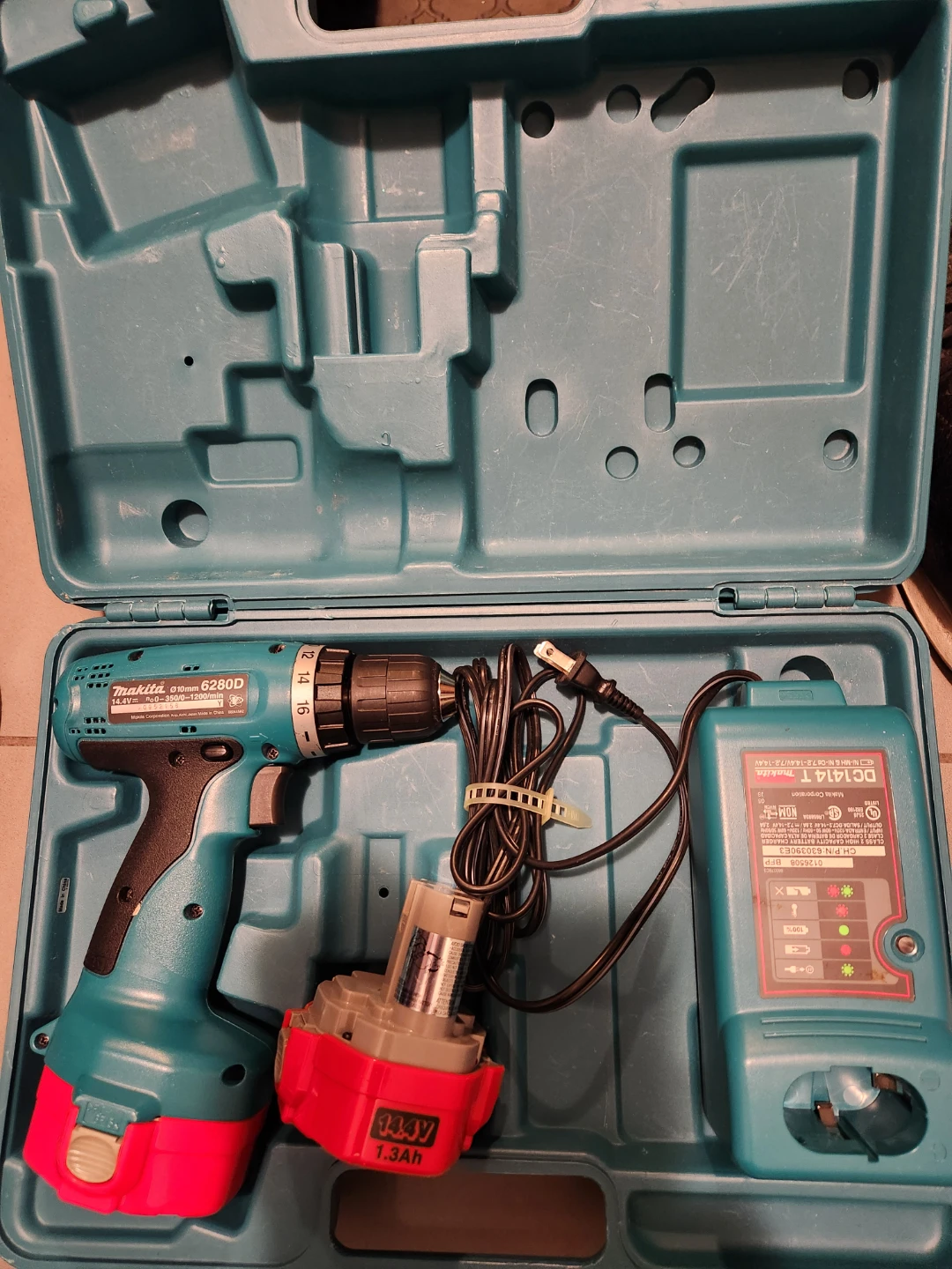 Makita 6280D 10mm Cordless Drill with Charger and Battery