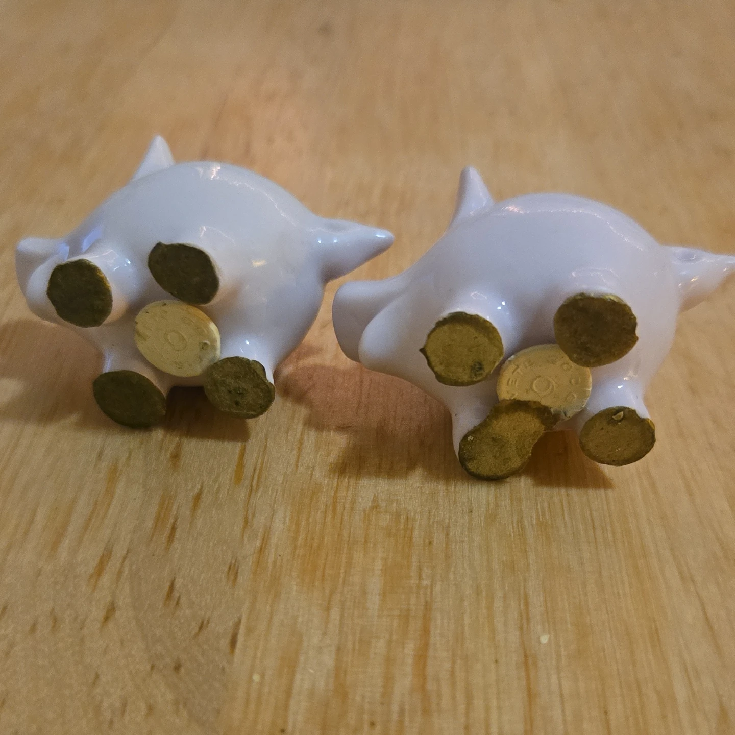 Pair of Ceramic Piggy Salt and Pepper Shakers - photo 5