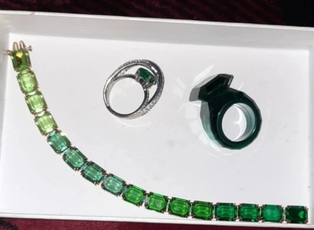 Genuine SWAROVSKI HYPERBOLA Emerald Cocktail Bridge Ring - photo 2