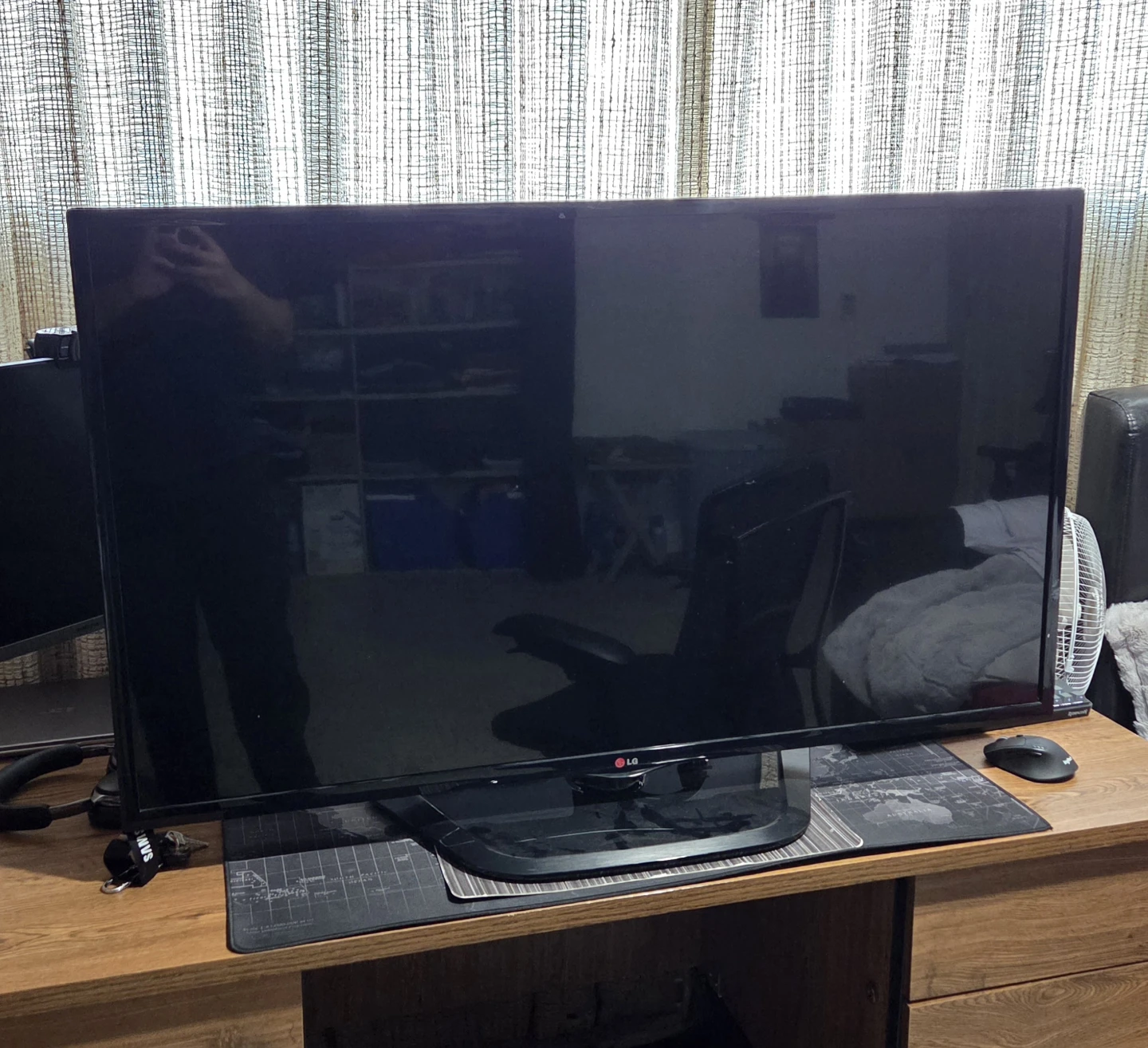LG 47 inch TV Like New - photo 2