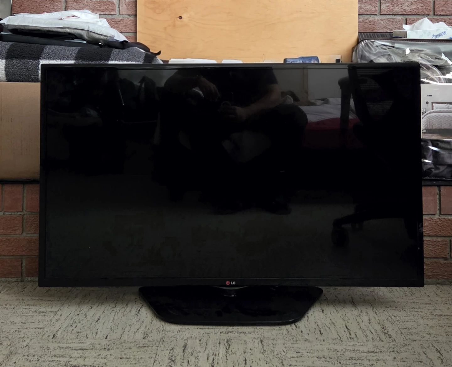 LG 47 inch TV Like New - photo 3
