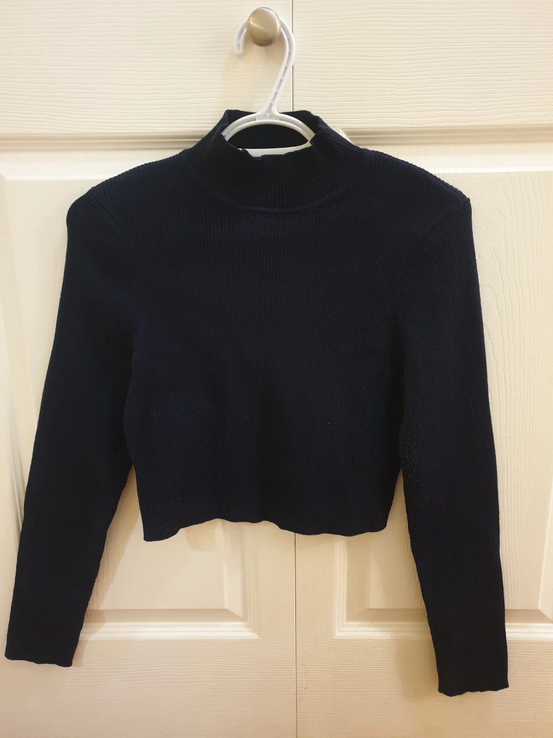 🦋H&M Divided Black Mock Neck Cropped Sweater - Size Medium🦋