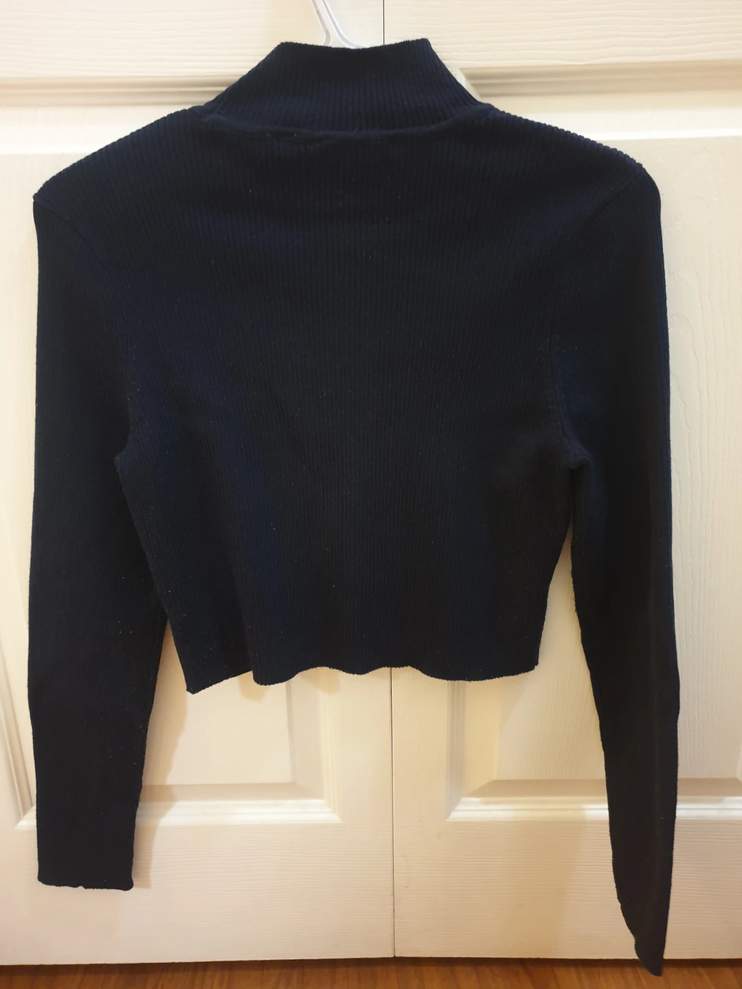 🦋H&M Divided Black Mock Neck Cropped Sweater - Size Medium🦋 - photo 2