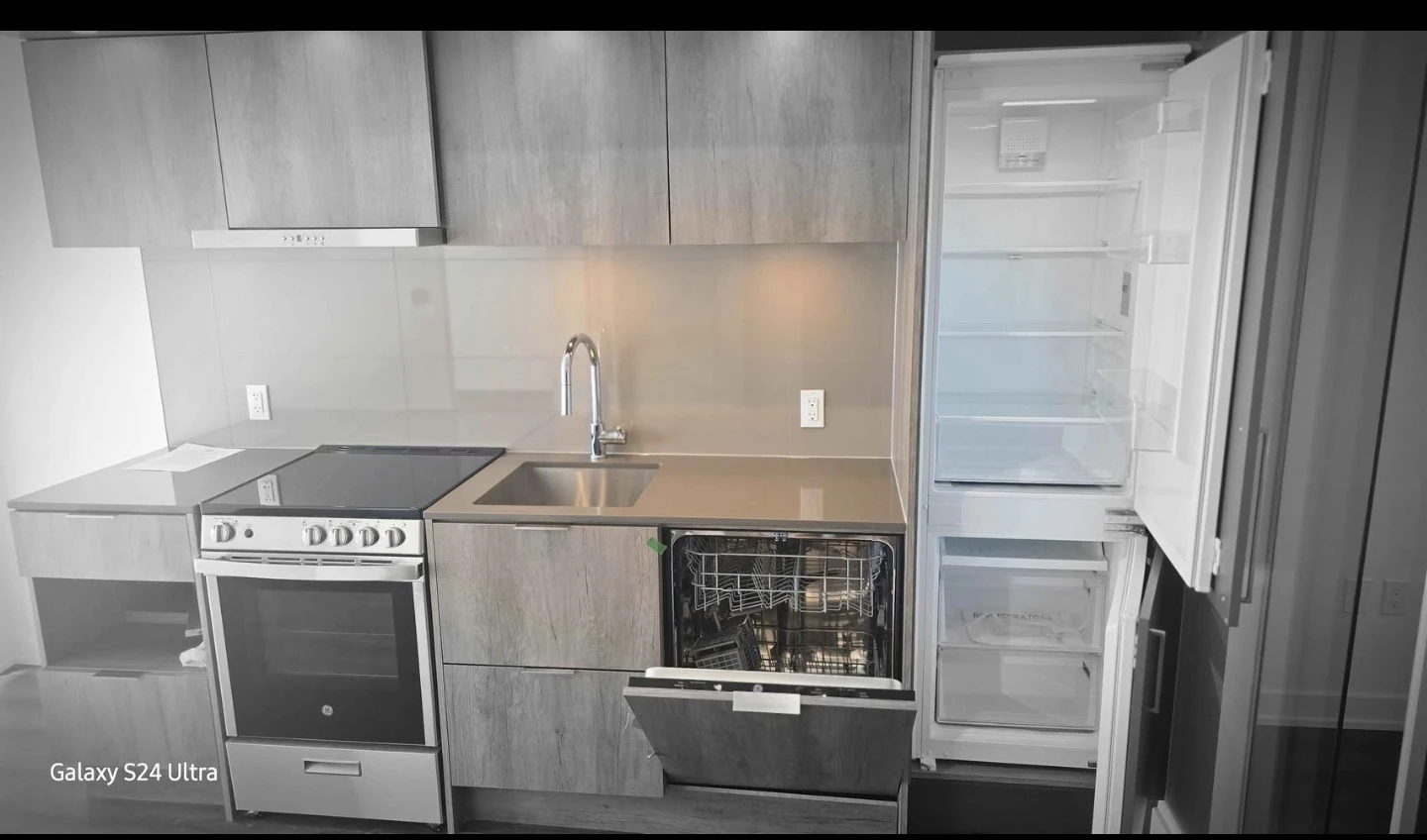 BRAND NEW NEVER LIVED IN HIGH FLOOR CONDO IN M3 - photo 2