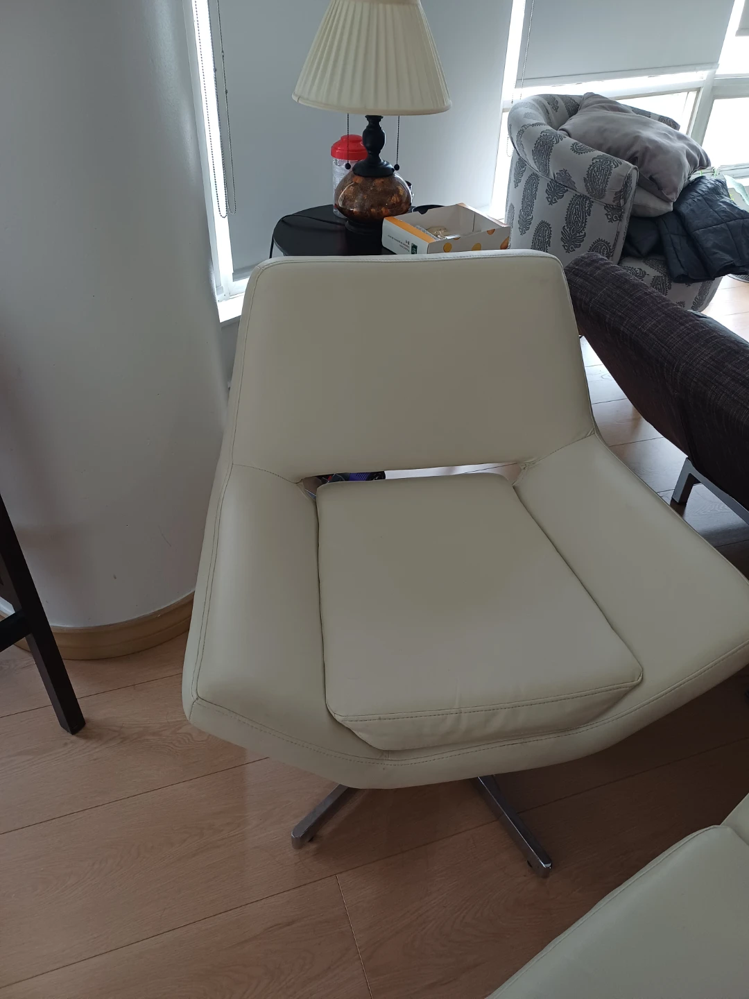Swivel Chairs (2x)