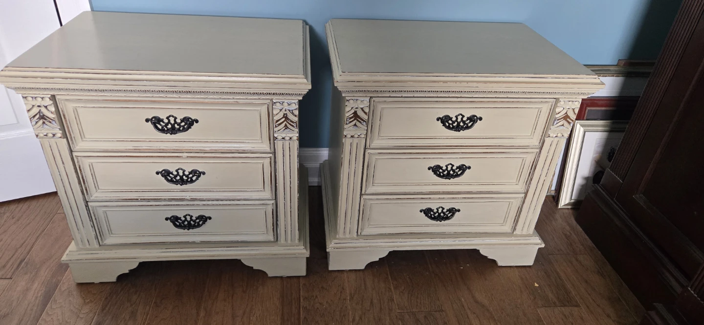 Pair of Vintage Nightstands - photo 3