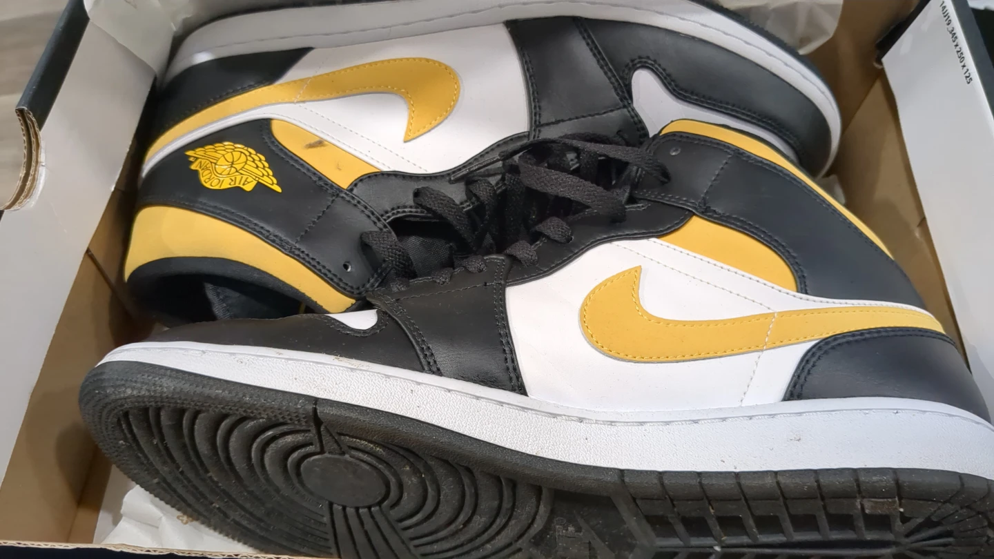 Air Jordan 1 Mid Sneakers