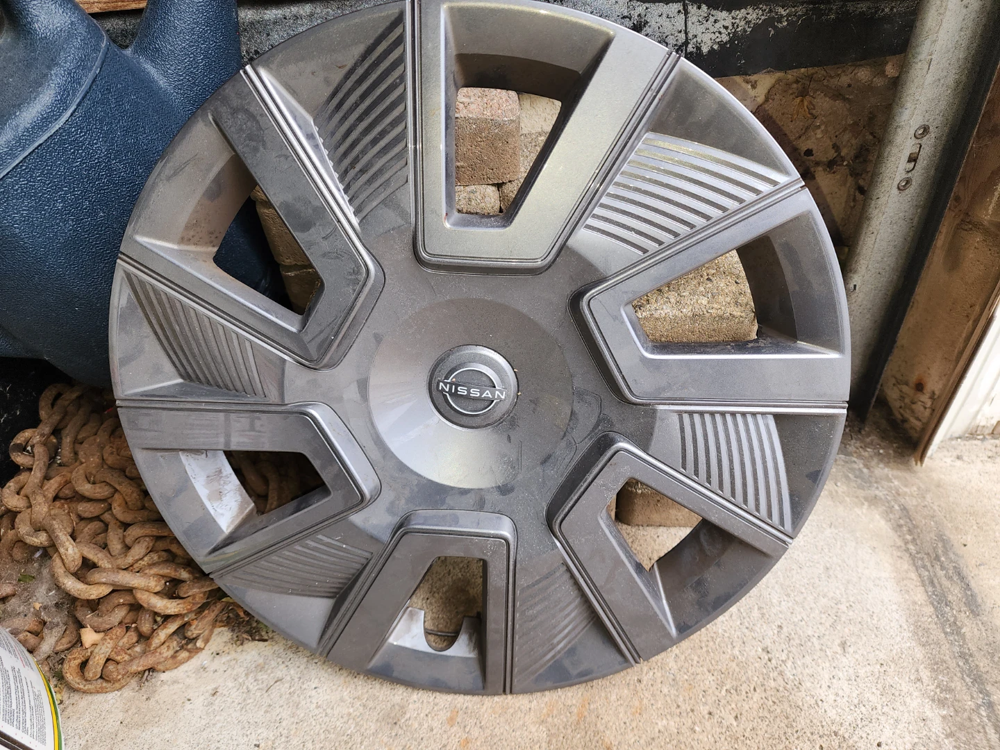 Set of 4 Nissan Hubcaps - photo 2