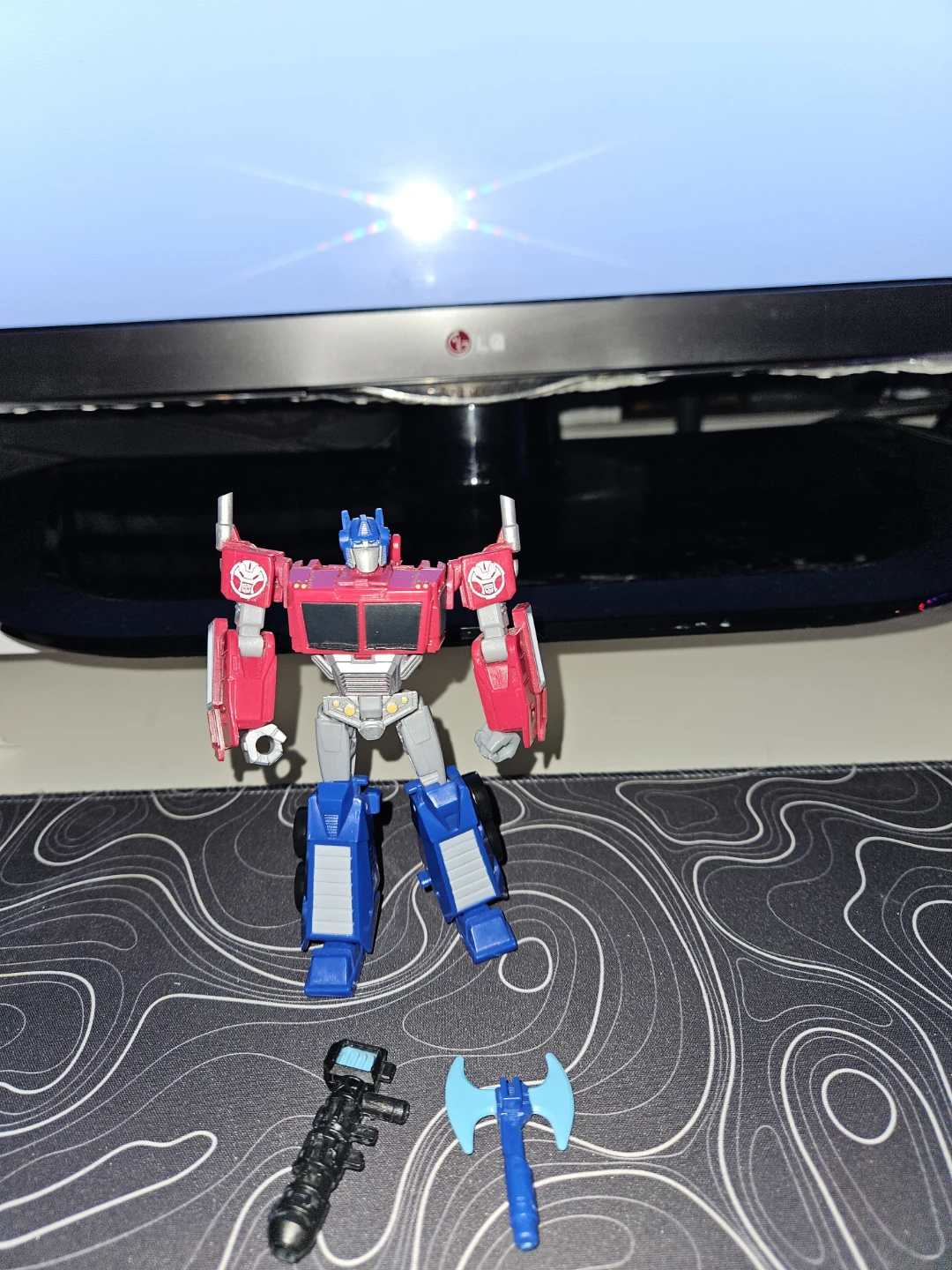 Transformers Optimus Prime Action Figure with Accessories - photo 3