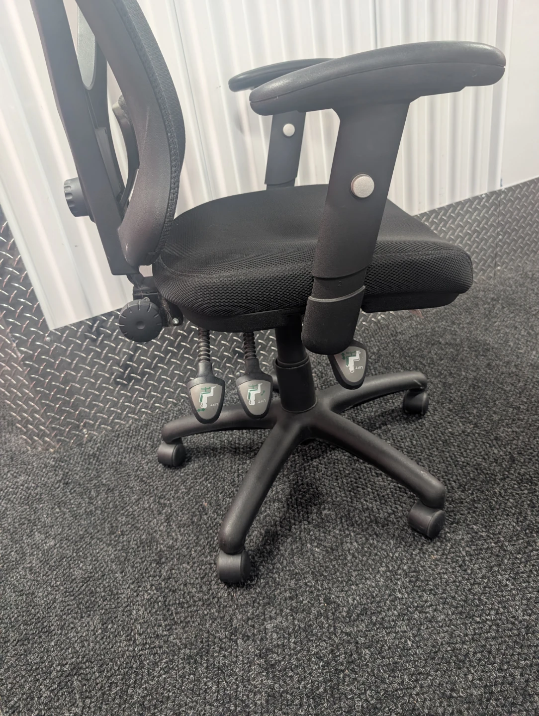 Black Mesh Office Chair - photo 3