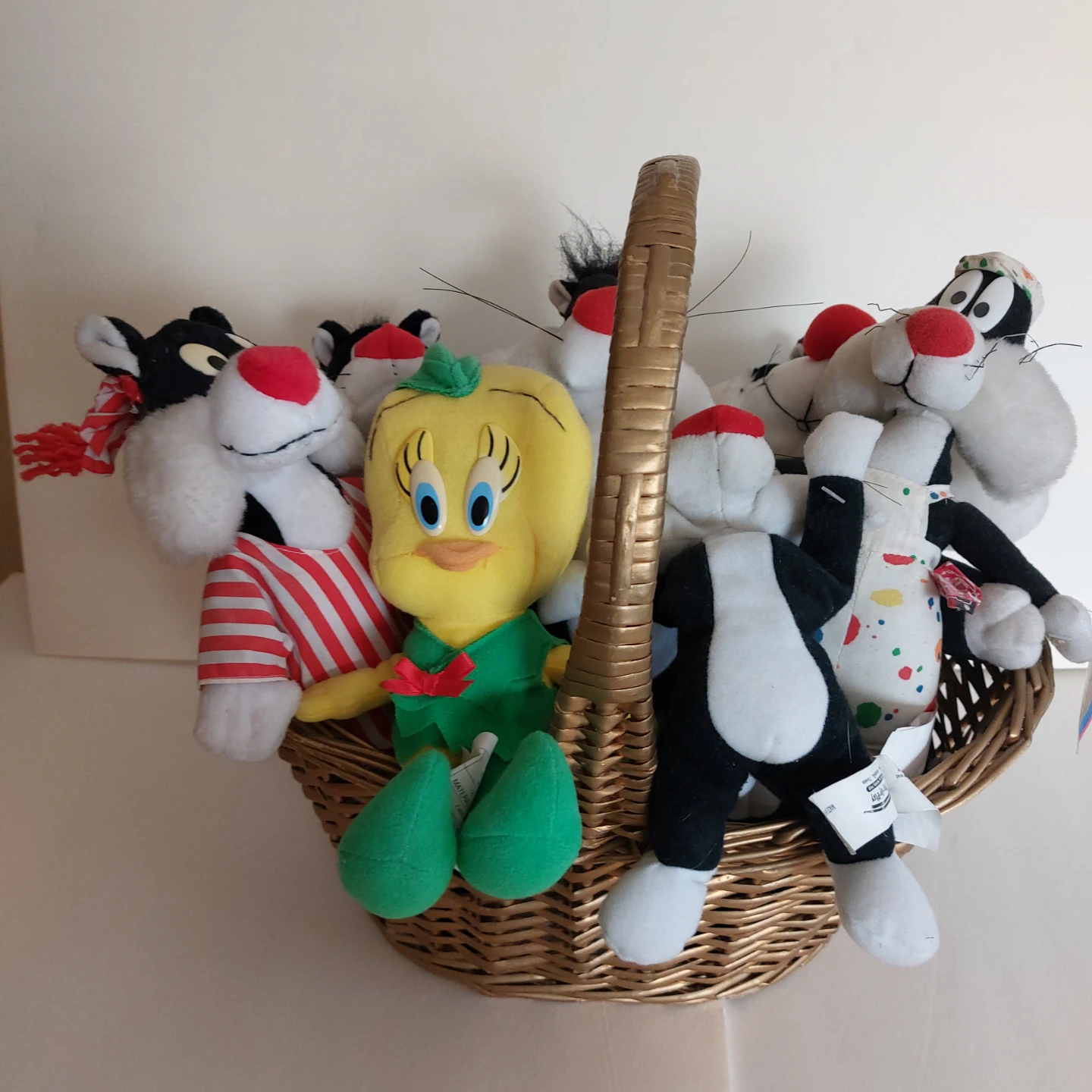 Looney Tunes Plush Toys in Basket