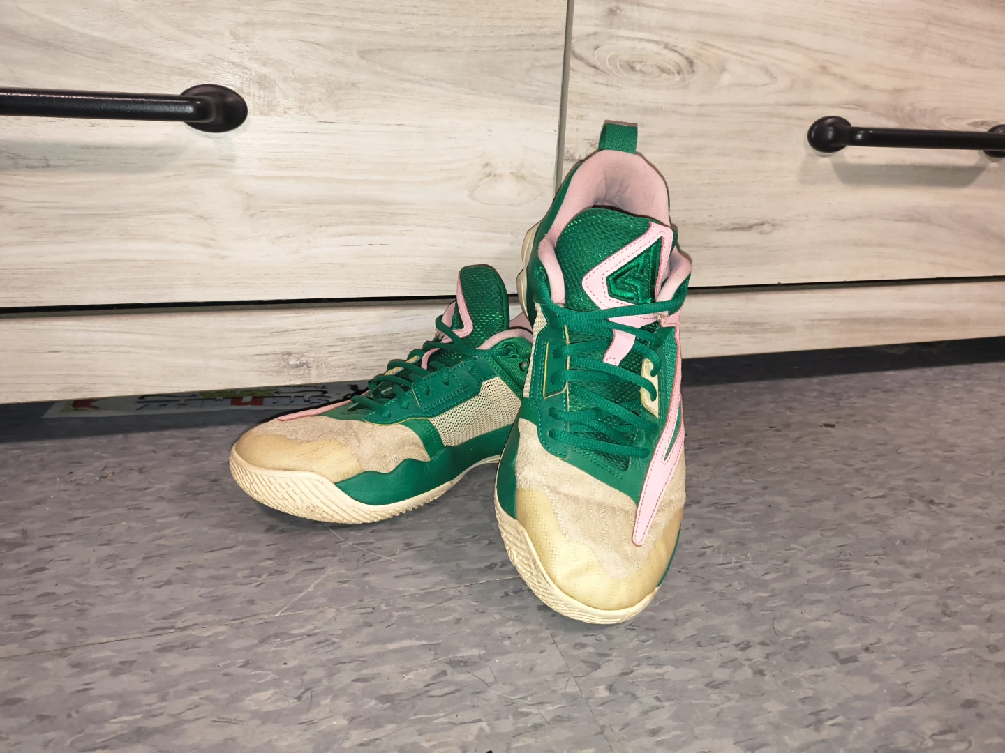Nike Basketball Shoes - Green/Pink