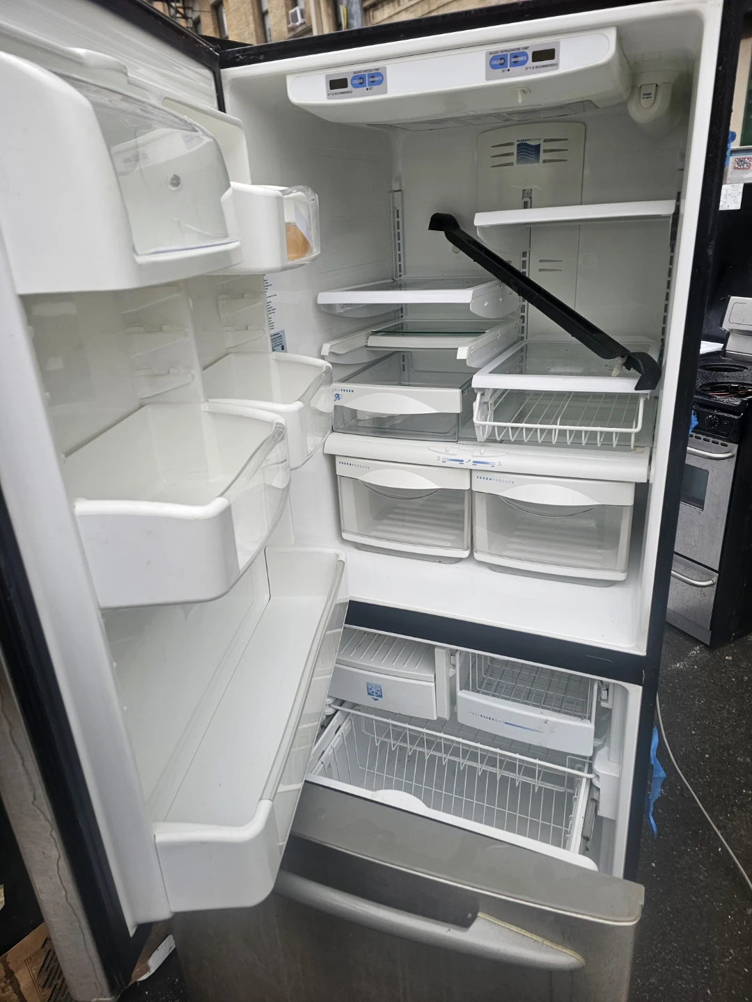 GE 30in Stainless steel bottom freezer refrigerator - photo 2
