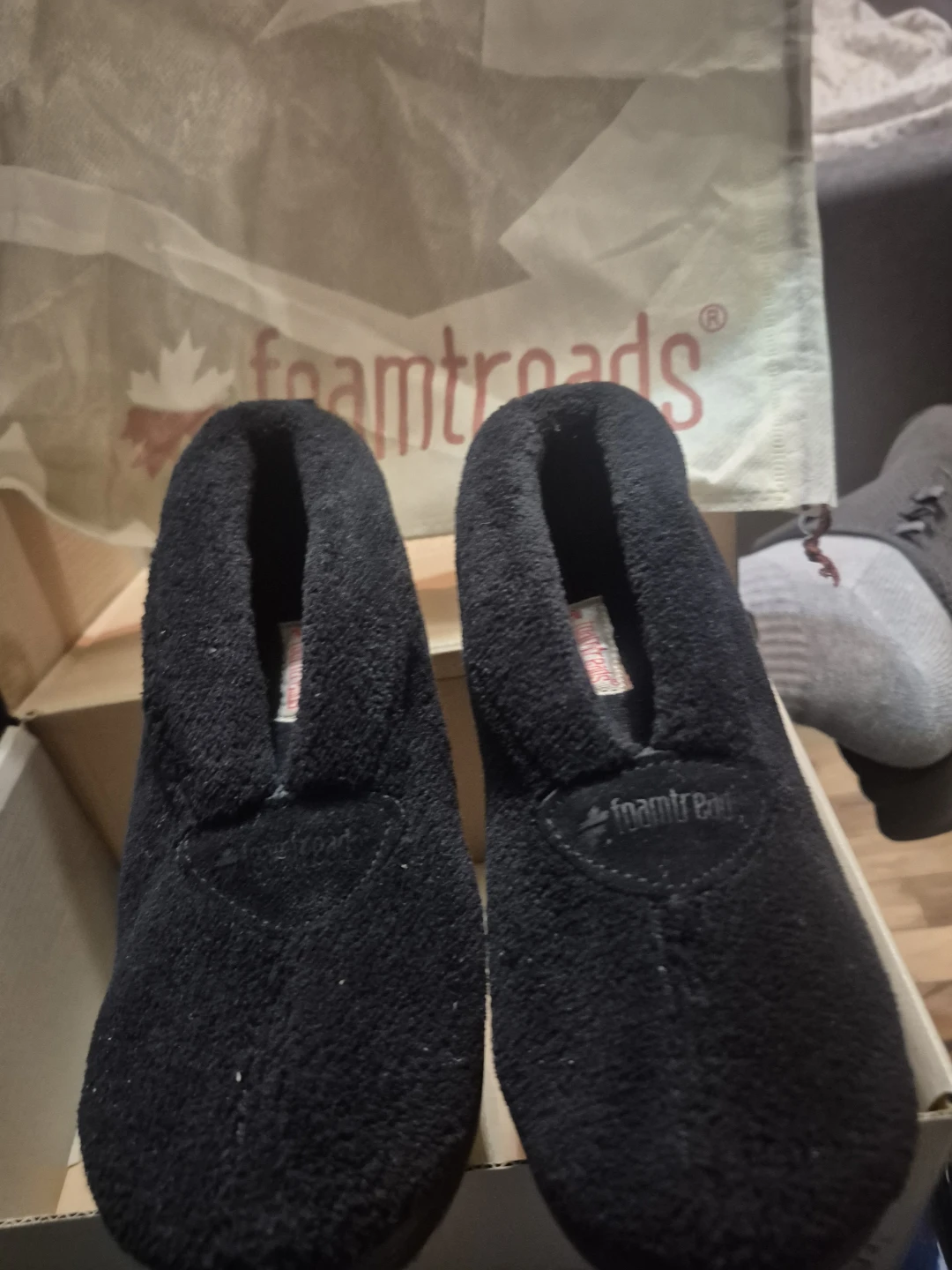 New Foamtreads Black Fleece Slippers