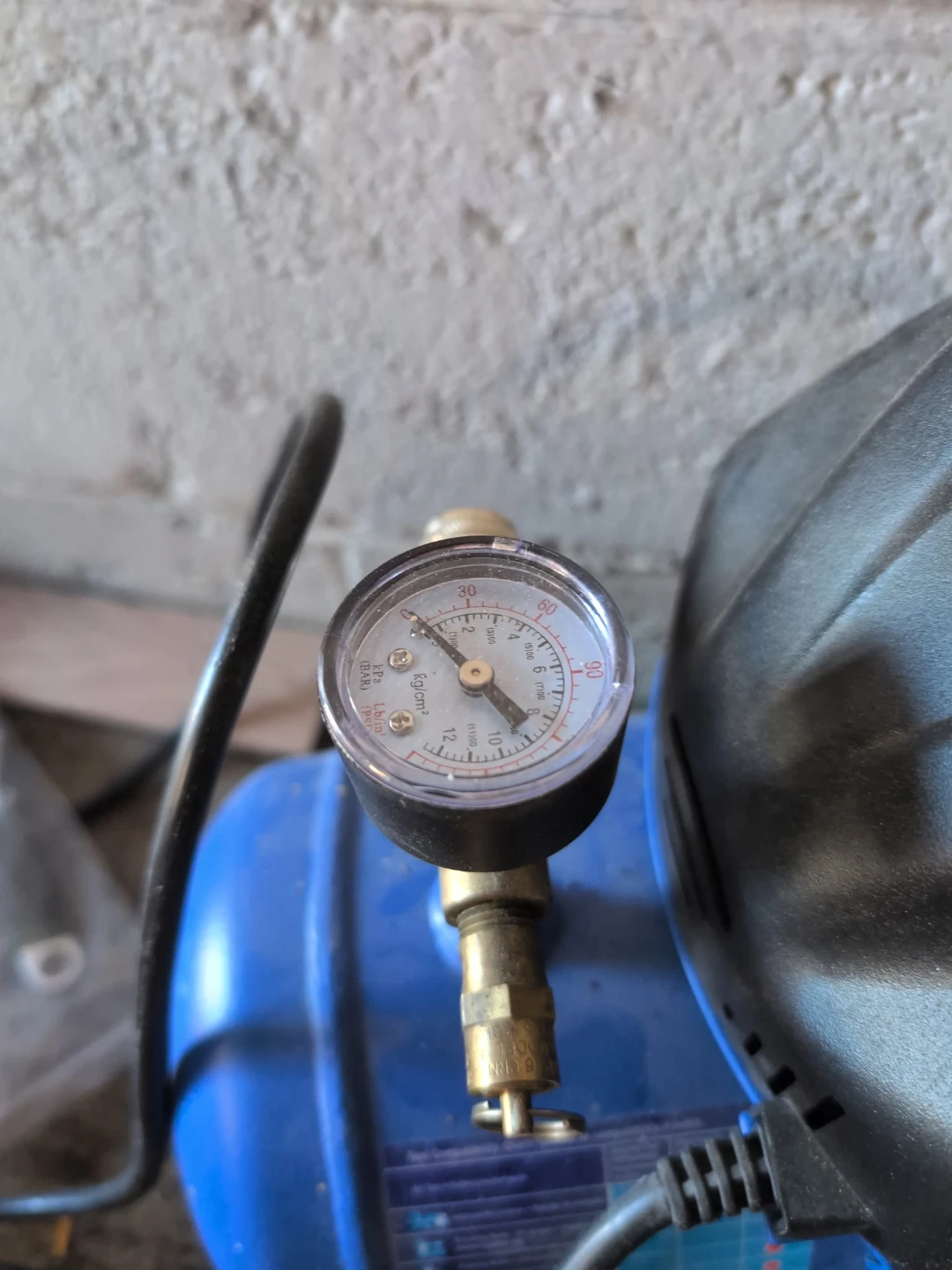 Master Craft 2 gallon air compressor - photo 2